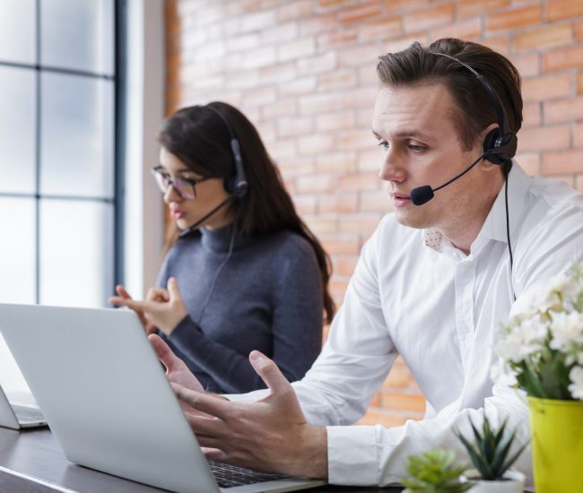 consultants-with-online-problems-support-operator-service-business-representative-concept-.jpg
